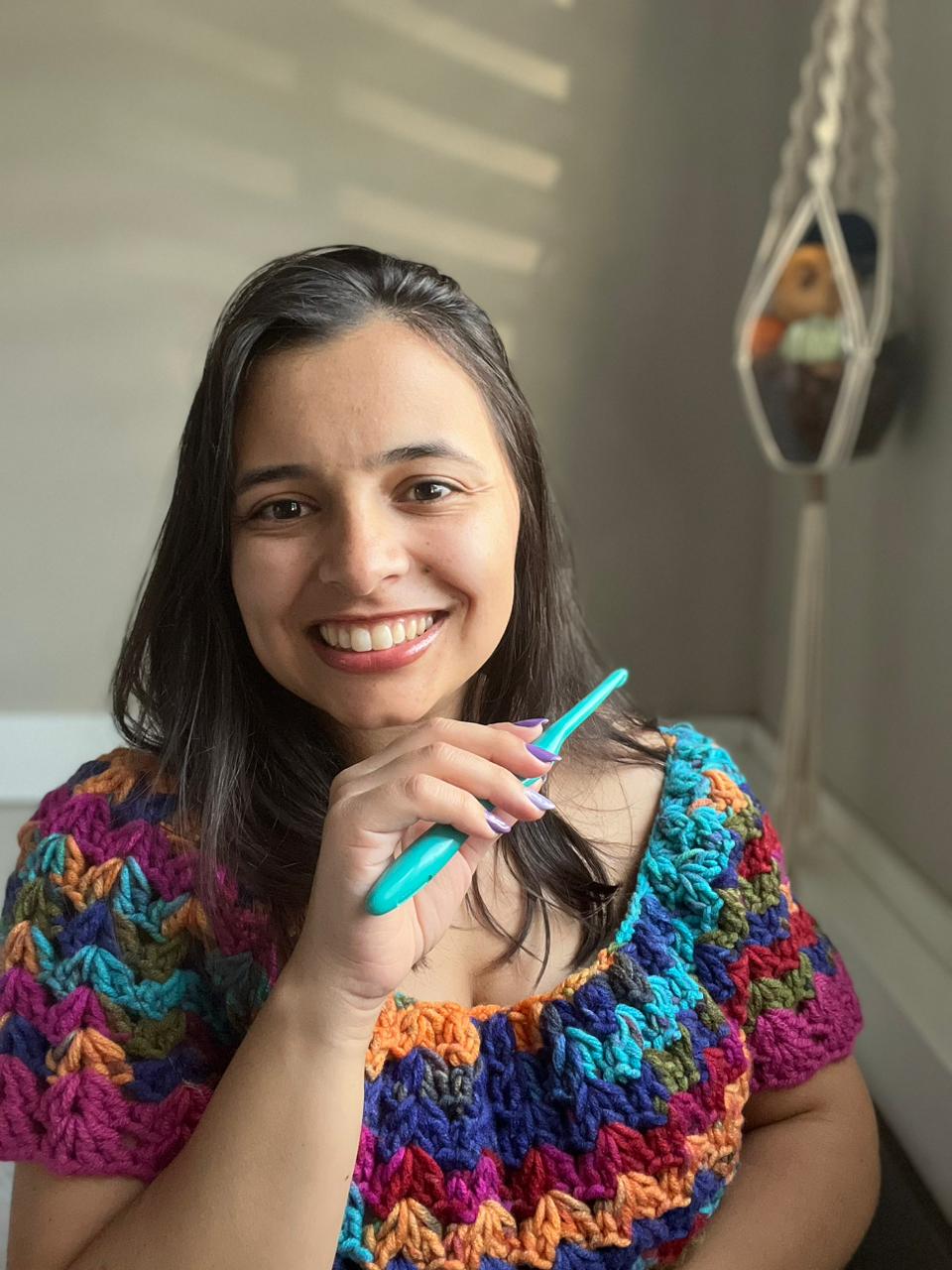 Tainá Macedo ensinando crochê